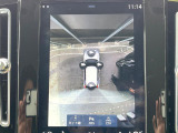 【360&deg;ビューカメラ】4台の高解像度カメラで360度の鳥瞰図を表示。隣の車や壁、死角にある障害物などを画面で確認できるため、狭いスペースでの駐車・出入りも安心です。