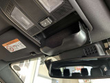 運転席上部にサングラスホルダーつき!