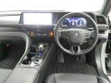 運転席からの視界はこんな感じです☆お気軽にご来店いただき、実際に座って是非お確かめください。ドライバーに寄り添う快適な操作フィールをもたらすステアリングです。