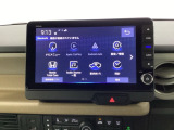 HondaCONNECT対応の便利なナビディスプレー。お持ちのスマートフォンと連携して、ナビやBluetoothでの音楽再生が可能です。デザインはもちろん、操作性も良好です。