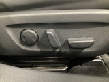 運転席にはパワーシートを装備!シート位置を記憶するメモリー機能付きなのでご夫婦で2名分セットすると便利です♪