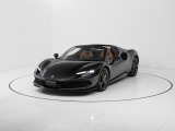 コーンズ名古屋ショールームでは1階に最新モデルの展示とコンフィグレーションルーム、2階には中古車展示エリアとラウンジを配し、最新CIのもとフェラーリをご覧いただけます。