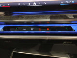 車内全体を取り巻く様なアンビエントライトを追加装備で夜のドライブにおいて上質で居心地のよい空間をつくりだすことができます。その日の気分に合わせてお好みで選択する事が可能です。