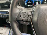 運転中、オーディオの操作をしてて、ハッとしたことはありませんか?ステアリングスイッチは、運転中でもハンドルでオーディオの操作が可能です。安全なドライブをサポートします。
