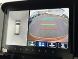 狭い場所での駐車も安心。後方の状況を映像で確認できるので、安全に運転できます。ガイドライン表示で、距離感も掴みやすいですね。