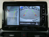 ギアを『R』に入れた後、カメラボタンを押すと、運転席から見えない左側面をナビ画面にうつしてくれるので、幅寄せや縦列駐車がし易くなります。