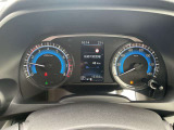 視認性の高いメーターで運転情報を的確に把握できます