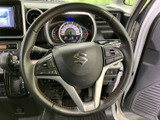 握りやすいステアリングは、運転の楽しさを引き立てます。操作性にも優れており、スムーズなハンドリングを実現します。ステッチがアクセントになり、内装を引き締めます。