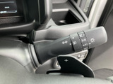 操作しやすい位置に配置されたウインカーレバー。スムーズな操作で、安全な車線変更をサポートします。