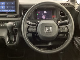 【ハンドル】運転にかかわる様々な操作を安全に行えるように視点移動が少なく操作性に配慮されたスイッチ類が凝縮されたコックピットです。