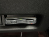 【ETC】有料道路を利用する際に料金所で停止することなく通過できる、ETC車載器(ノンストップ自動料金収受システム機器)が装備されています。セットアップを行うことで利用可能になります。