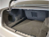 【トランクルーム】全面をファブリック処理し荷物に傷がつくのを防ぎます。ラゲージルーム照明を装着。背もたれをほぼ水平まで倒すことが出来ます。大きな荷物の収納にも便利です。