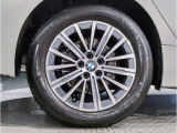 【BMWアロイホイル】軽量かつ強度に拘ったアロイホイル。走行性能ポテンシャルを引き出す設計。車の足元を引き締めてくれる大きなポイントはアロイホイルです。