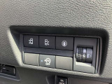 両側オートスライドドアです。インテリジェントキーや運転席のスイッチで簡単にドアの開閉ができるので、とても便利な装備です♪