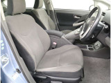 包み込むようなホールド感のあるシートでお車の操作性だけでなく、運転中の疲れも軽減!長時間の運転やお体をしっかりサポートします!