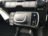 操作しやすいATシフトです。 シフトチェンジを気にしなくていいので運転だけに集中できますね。 自然と手に届くところにある、手になじむ形状のシフトノブがいいですね。