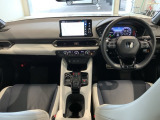 使いやすいレイアウトのダッシュボード周辺です。オートエアコンや小物入れなど嬉しい装備が満載です。