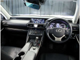 デザインもよく、居心地のよい運転席ですね。分かりやすいスイッチ類ですから操作もしやすく運転をサポートします。