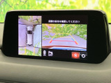 後方確認をサポートするモニター画面。駐車時や狭い道での運転も安心です。安全運転をサポートする頼もしい機能です。