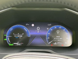 視認性の高いメーター類が、運転に必要な情報を分かりやすく表示し、直感的な操作で安全運転をサポートします。洗練されたデザインも魅力です。