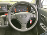 握りやすい形状のステアリングは、長時間の運転でも疲れにくい設計です。操作性も良く、スムーズなドライビングをサポートします。エアバッグも装備。