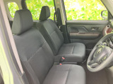 運転席からの視界は良好です。シートの形状も座り心地を重視して設計されており、長距離運転も快適に行えます。