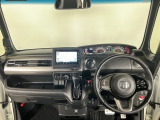 【前方視界】開放的な前方視界!運転がしやすく疲れにくいです♪窓が大きく、見通しがとっても良いおクルマですよ♪