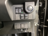 スライドドアは通常のドアに比べて、車のボディーに対し平行に開閉し、開けてもスペースを取りません。出入り口が大きいドアはお子様のいるご家庭はもちろん、混んだ駐車場でも大活躍です!