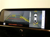 パノラミックビューモニター付きです。車両を上から見たような映像を画面に表示。運転席からの目視だけでは見にくい、車両周辺の状況をリアルタイムでしっかり確認できます。
