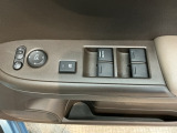 【パワーウィンドウスイッチ】ワンタッチで、パワーウインドウやドアミラーを操作できます。