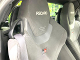 【RECARO製バケットシート】人間工学に基づいた面圧分布によって腰への負担や長時間運転時の疲労発生を軽減☆一目でレカロとわかるスポーティなルックスが特徴です。