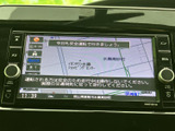 鮮明な地図表示で、目的地までの道案内をサポート。スムーズな運転を心がけ、安全なドライブをサポートします。