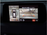 【360&deg;ビュー・モニター】専用カメラにより上から見下ろしたような視点で360度クルマの周囲を確認することができます。駐車が苦手な方でも縦列駐車や幅寄せ時に活躍してくれます。