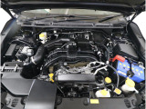 スバルと言えば水平対向エンジン。車体の低い位置に搭載されているため、衝突時にはエンジンルーム下部に潜り込み、室内の乗員の安全性向上に寄与します。
