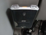 ETCももちろん搭載。いちいち料金所で停車する必要なんて当然ないです。スムーズにストレスなくドライブをお楽しみください。(※支払総額にセットアップ費用は含まれておりません。)