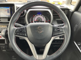握りやすい形状で、運転操作をスムーズに。ステッチが施されたデザインは、スポーティーな印象を与え、運転の楽しさを高めます。