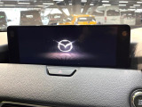 【12.3インチマツダコネクト】車内の雰囲気にマッチした大型ディスプレイ。スマホ接続でのナビ使用やBluetooth再生等、様々な機能が楽しめます。直感的なダイヤル操作が可能で、使い勝手も良好です。