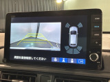 リバースギアに入れるだけで後方の表示へ切り替わります。夜間や雨の日の駐車も楽になりますよ。