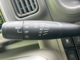 雨の日でもクリアな視界を確保するワイパーレバー。操作も簡単で、運転に集中できます。霧の状況に合わせて、ミスト噴射機能も活用できます。