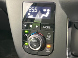 【オートエアコン】一度お好みの温度に設定すれば、車内の温度を検知し風量や温度を自動で調整。暑い&hellip;寒い&hellip;と何度もスイッチ操作をする必要はありません。快適な車内空間には必須の機能ですね♪