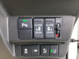 両側に電動スライドドアを採用しており、ボタン操作でスムーズに開閉が可能。狭い場所でも乗り降りしやすく、お子さま連れや荷物が多い時にも便利な装備です。