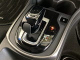 ハイブリッド専用セレクトレバーです。シフトチェンジを電子信号で送信するセレクトレバーを採用していますので、軽快でスマートな操作を楽しめます。