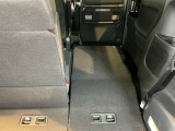 ワンアクションで後席を倒して、さらに使いやすく!!背もたれを左右別々に倒すことができます。