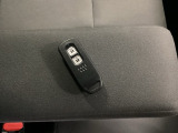 スマートキーは荷物を持っている時でも、キーを取り出さずドアの施錠・開錠ができます。