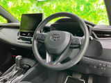 運転席周りは、使いやすさを追求した設計。操作性も高く、快適なドライブをサポートします。広々とした空間も魅力です。