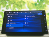 多彩なソースに対応し、車内でのエンターテイメントを充実。お気に入りの音楽やラジオを快適に楽しめます。操作も簡単で、すぐに使いこなせます。
