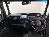 見通しの良い運転席回りとなっておりますので安心して運転をして頂けます!窓が大きいので明るく開放的な室内です