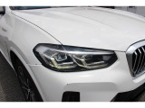 BMWの伝統的なヘッドライト・デザインは『コロナ・リング』と言われる左右4灯ヘッドライトをモチーフにしています。キドニーグリルと相まって、ひと目でBMWだとわかるデザインになっています。