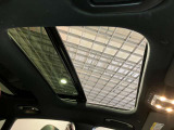パノラミックルーフで明るい車内と開放感あるドライブをお楽しみいただけます。
