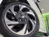 【純正15インチアルミホイール】外観にマッチした純正アルミホイールを装着しております。各種社外アルミホイールや、スタッドレスタイヤも取扱いしております。是非ご相談ください♪